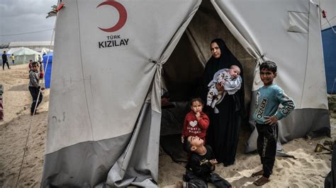 Refaha sığınan onlarca Filistinli aile Türk Kızılay çadırlarında yaşıyor